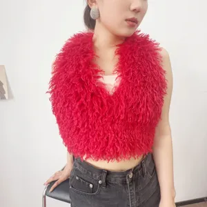 Gilet corto da donna in ecopelliccia rossa con scollo all'americana e trama a riccioli