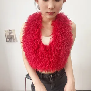 Donna che indossa un gilet all'americana in ecopelliccia riccia rosso vivo su sfondo bianco