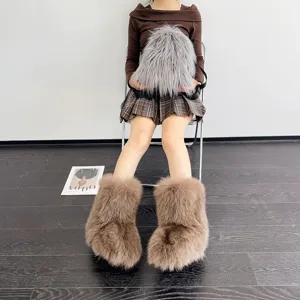 Detailansicht der stylischen flauschigen Y2K-Schneestiefel aus Kunstpelz mit Plateausohle