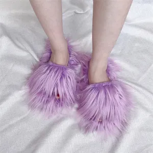 Gros plan sur des chaussons en fausse fourrure violette de style Y2K punk