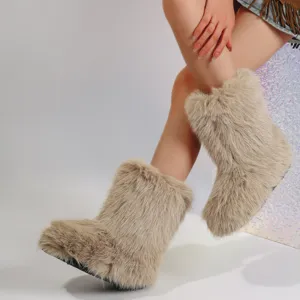 Détail des bottes de neige Y2K en fausse fourrure beige, texture douce et coupe tendance