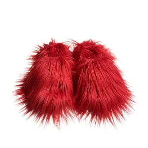 Vue détaillée des chaussons en fausse fourrure rouge vif avec texture moelleuse style Y2K