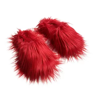 Vue détaillée de pantoufles en fausse fourrure rouge vif au design punk Y2K duveteux