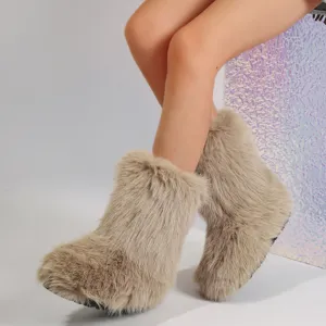 Détail de bottes de neige en fausse fourrure beige avec un style Y2K tendance