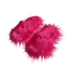 Détail de chaussons en fausse fourrure rose vif au style punk Y2K très tendance