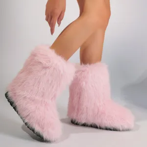 Vue détaillée de bottes de neige en fausse fourrure rose duveteuse au style Y2K.