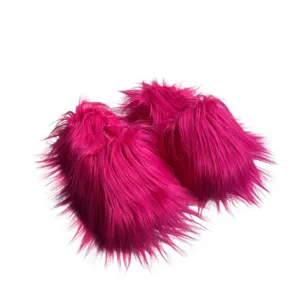 Gros plan de chaussons en fausse fourrure rose vif montrant une texture très douce