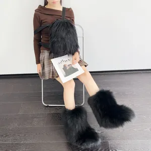 Schwarze flauschige Kunstfell-Schneestiefel mit passender Tasche für den Y2K-Modestil