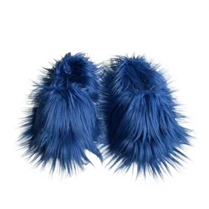 Gros plan de chaussons en fausse fourrure bleue hirsute de style punk Y2K pour la maison.