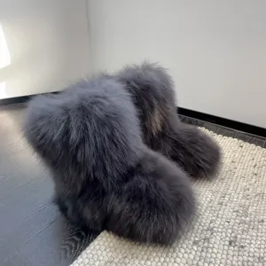 Detailansicht der grauen Fuchsfell-Y2K-Schneestiefel für Damen mit dicker Sohle, halbhoch.