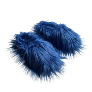 Détail de chaussons en fausse fourrure bleu électrique de style punk Y2K pour l'intérieur.