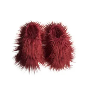 Vue détaillée de pantoufles en fausse fourrure bordeaux moelleuses au style Y2K punk.