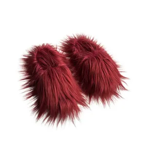 Vue détaillée des chaussons en fausse fourrure bordeaux de style punk Y2K tendance