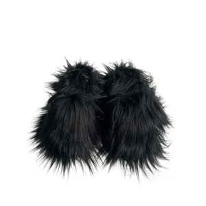 Détail de pantoufles en fausse fourrure noire hirsute au style punk Y2K et poils longs