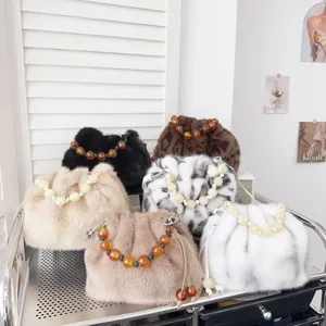 Set aus flauschigen Kunstpelz-Beuteltaschen mit Leopardenmuster und schicken Perlengriffen