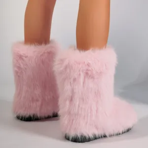 Gros plan de bottes de neige Y2K en fausse fourrure rose avec une texture douce et semelles