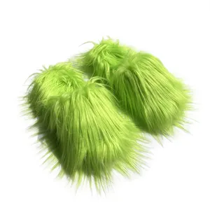 Détail de la fausse fourrure à longs poils vert citron sur des claquettes style Y2K