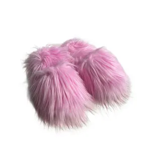 Vue macro détaillée montrant la texture douce des chaussons en fausse fourrure rose.