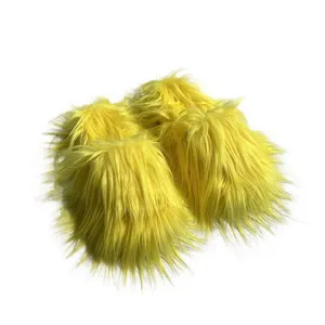 Vue détaillée des chaussons en fausse fourrure jaune vif au design poilu de style punk Y2K