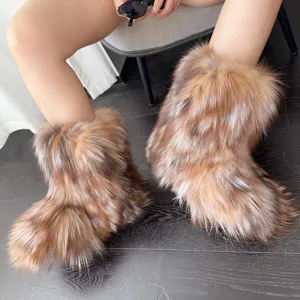 Detailansicht der Y2K-Schneestiefel mit flauschigem Fuchspelzimitat für Damen