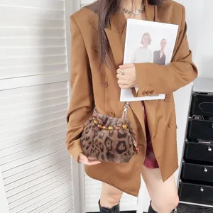 Elegante Vintage Eimer-Tasche mit Leopardenmuster, Kunstfell, Perlengriff und Metallkette