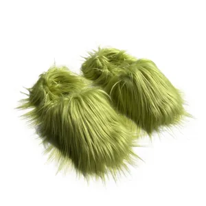 Gros plan de chaussons en fausse fourrure vert citron à texture longue et hirsute style Y2K