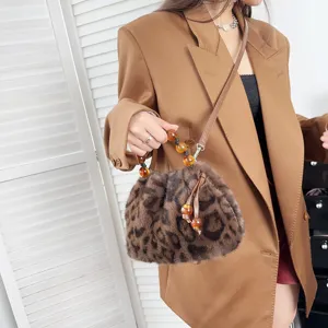 Schicke Beuteltasche mit Leopardenmuster aus Kunstpelz mit Perlengriffen und Umhängeriemen