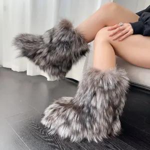 Detailansicht der flauschigen, silbernen Y2K-Schneestiefel aus Kunstpelz mit dicker Sohle.