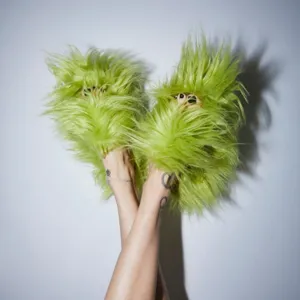 Chaussons en fausse fourrure vert citron style punk Y2K avec une semelle en PVC