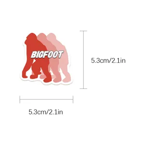 Vista detallada del bonito adhesivo Bigfoot que muestra dimensiones de 5.3cm por 2.1in.