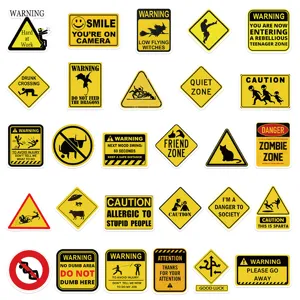 Vista detallada de divertidas pegatinas de advertencia con varios carteles humorísticos.
