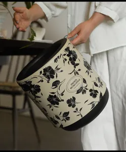 Vista dettagliata che mostra gli eleganti motivi floreali su un cestino in stile vintage.