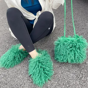 Ensemble de pantoufles en fausse fourrure verte bouclée et sac à bandoulière peluche