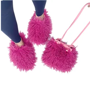 Chaussons en fausse fourrure rose vif et sac seau assorti pour un look maison élégant