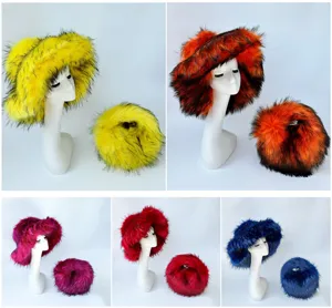 Détail d'un ensemble chapeau cloche en fausse fourrure et sac rond assorti en cinq couleurs.