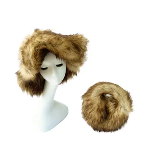 Vue détaillée du bob en fausse fourrure et du sac rond assorti