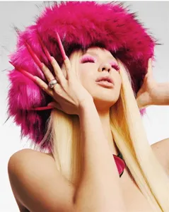 Gros plan de haute qualité d'un chapeau cloche en fausse fourrure rose vif sur un mannequin