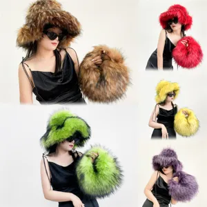 Ensemble de chapeaux cloche en fausse fourrure colorée et sacs à main boules assortis