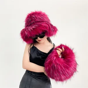 Zoom sur le chapeau bob en fausse fourrure magenta et l'ensemble de sac assorti
