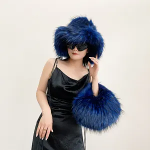 Mannequin portant un bob en fausse fourrure bleu cobalt et un sac boule assorti