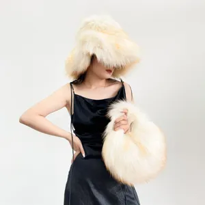 Mannequin portant un luxueux bob en fausse fourrure beige et un sac à main rond assorti