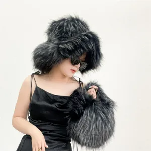 Ensemble chapeau cloche en fausse fourrure noire et sac à main pelucheux assorti