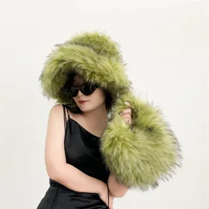 Gros plan sur l'ensemble chapeau et sac à main assorti en fausse fourrure vert olive