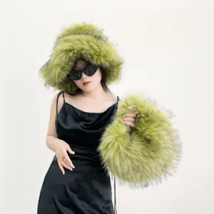 Détail d'un ensemble élégant chapeau cloche en fausse fourrure verte et sac à main assorti