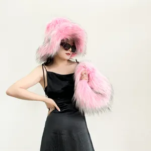 Mannequin asiatique portant un chapeau bob en fausse fourrure rose et un sac assorti