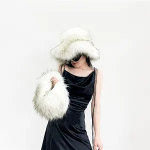 Ensemble élégant chapeau bob et sac à main rond en fausse fourrure blanche pour l'hiver