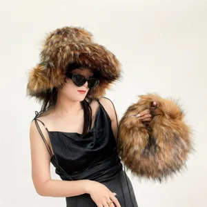 Ensemble luxueux chapeau en fausse fourrure et sac rond assorti pour l'hiver