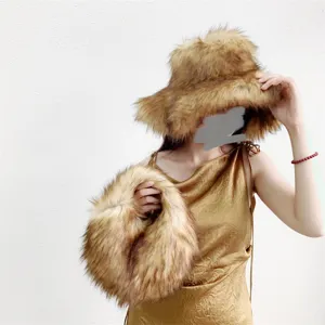 Détail de l'ensemble chapeau cloche et sac rond assorti en fausse fourrure de raton laveur