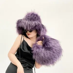 Gros plan d'un chapeau bob en fausse fourrure violette et d'un sac rond assorti.