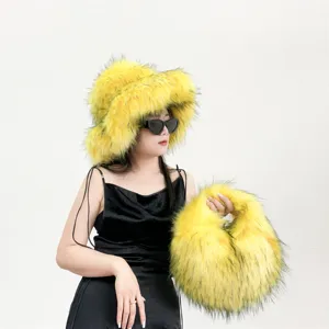 Mannequin portant un ensemble chapeau bob en fausse fourrure jaune et sac assorti